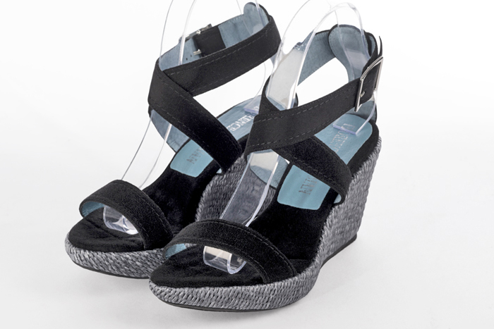 Matt black women's fully open sandals, with crossed straps. Round toe. High wedge soles. Front view - Florence KOOIJMAN